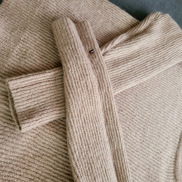 (Pre-loved) Tommy Hilifger Wool Turtleneck Sweater - Picture 7 of 9